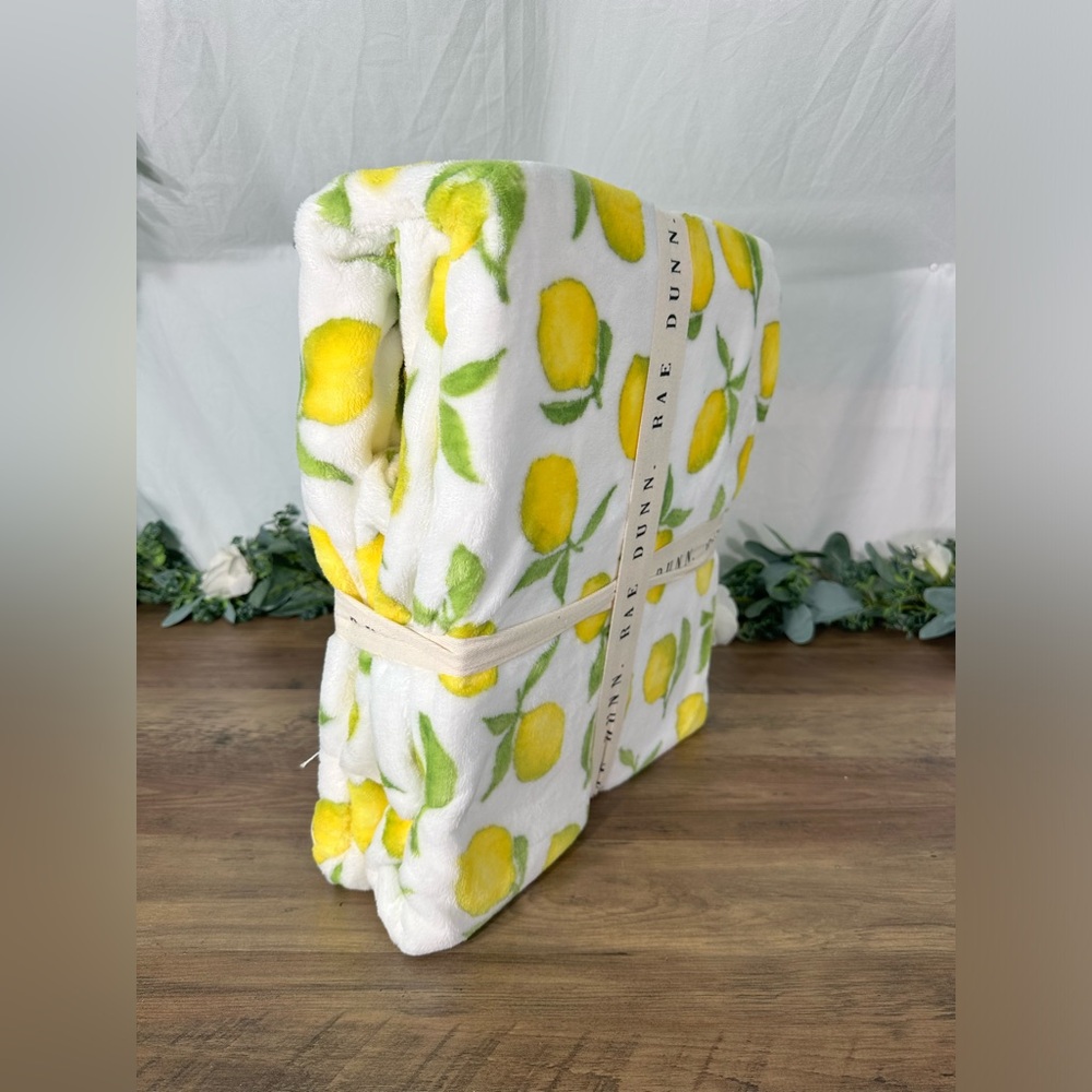 Rae Dunn 🍋 Queen SUNNY DAYS blanket - Picture 3 of 3